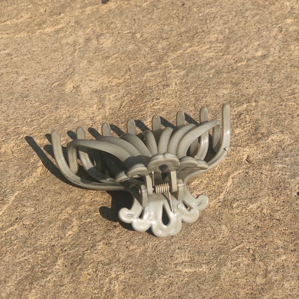 CREAMY GREY CLIP - Picture 2 of 2